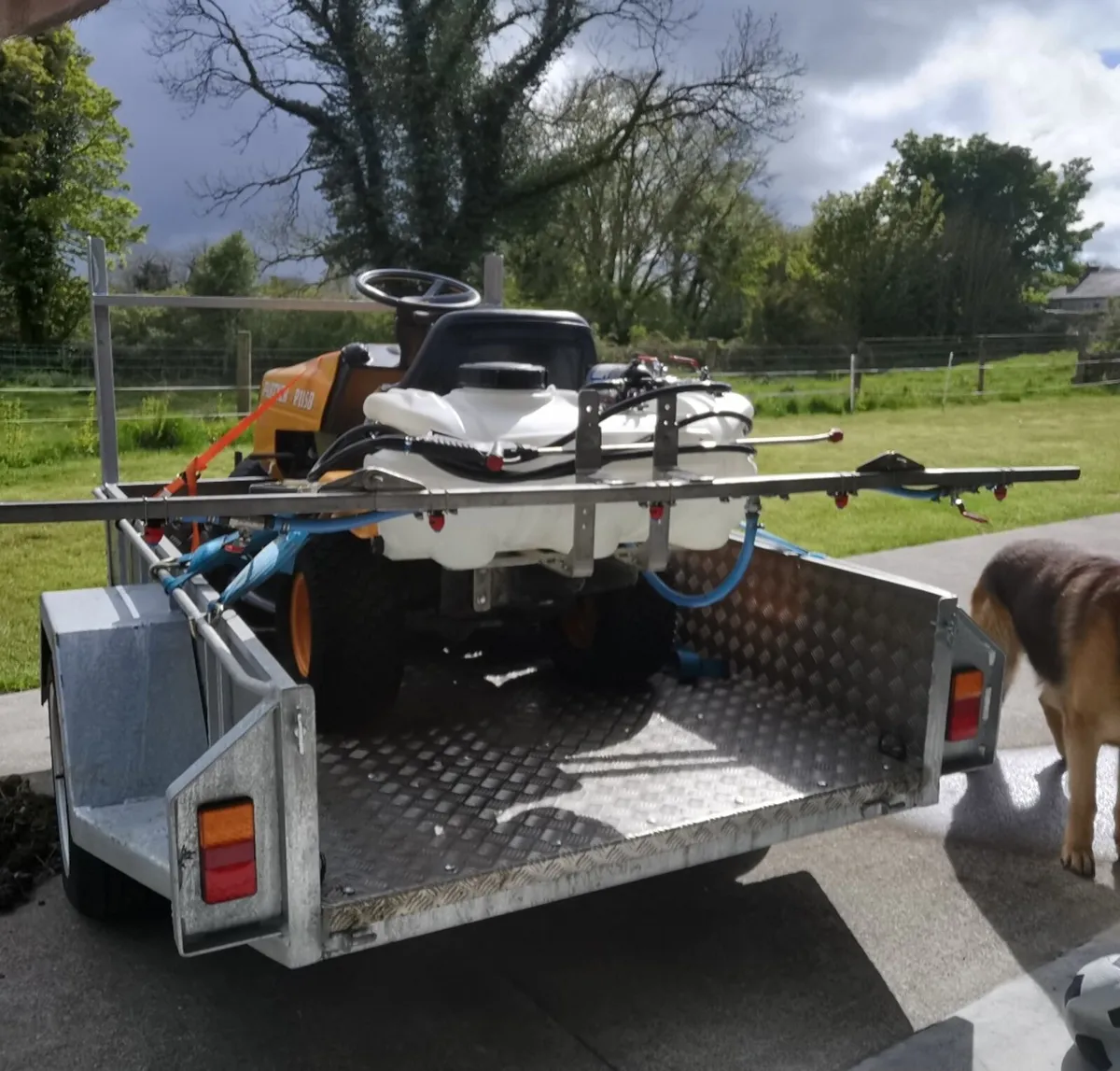 Ride on mower with sprayer - Image 1