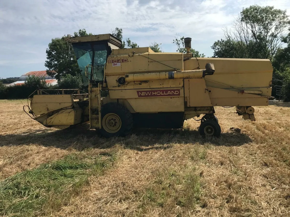 New Holland 8040 Combine - Image 2