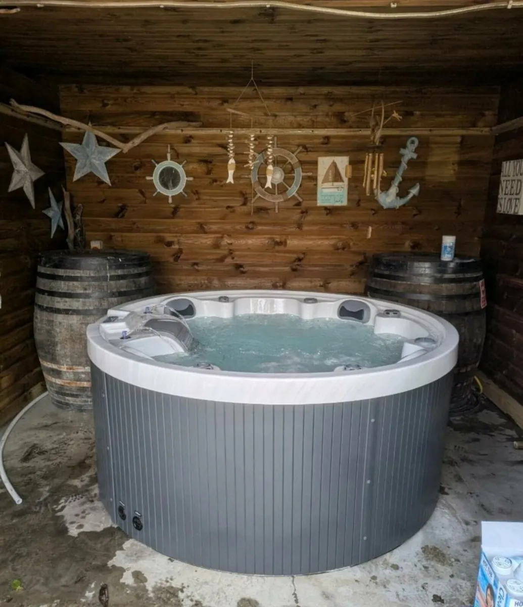Hot tubs - Image 2