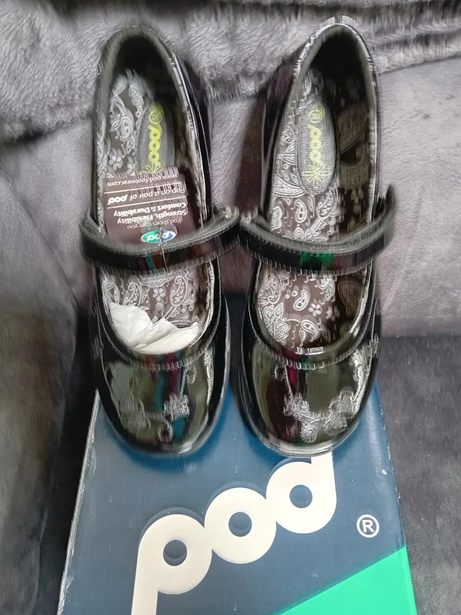 POD GIRLS SCHOOL SHOES NEW BOXED - Image 2