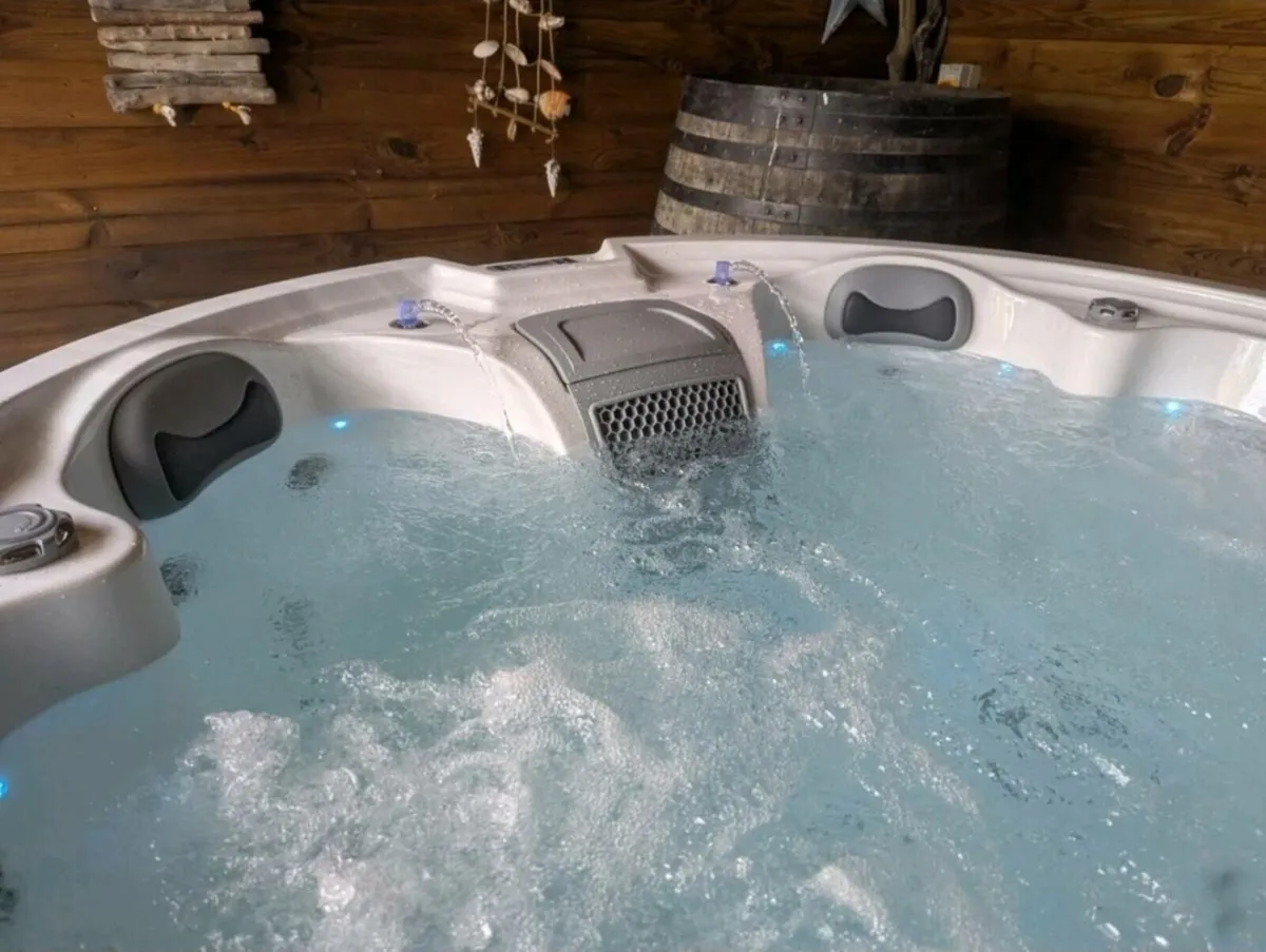 Hot tub - Image 2