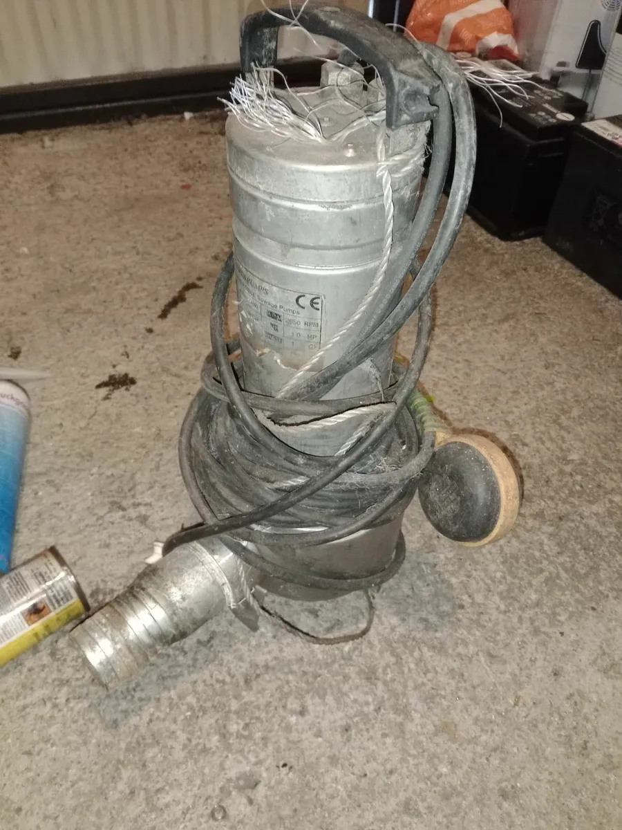 Submersible water pump