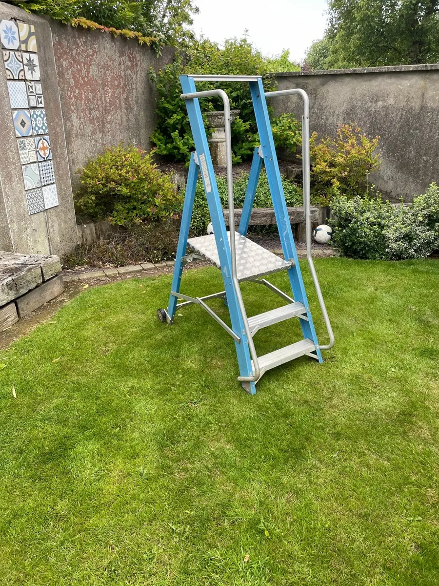 Fiberglass Podium Step Ladder - Image 1