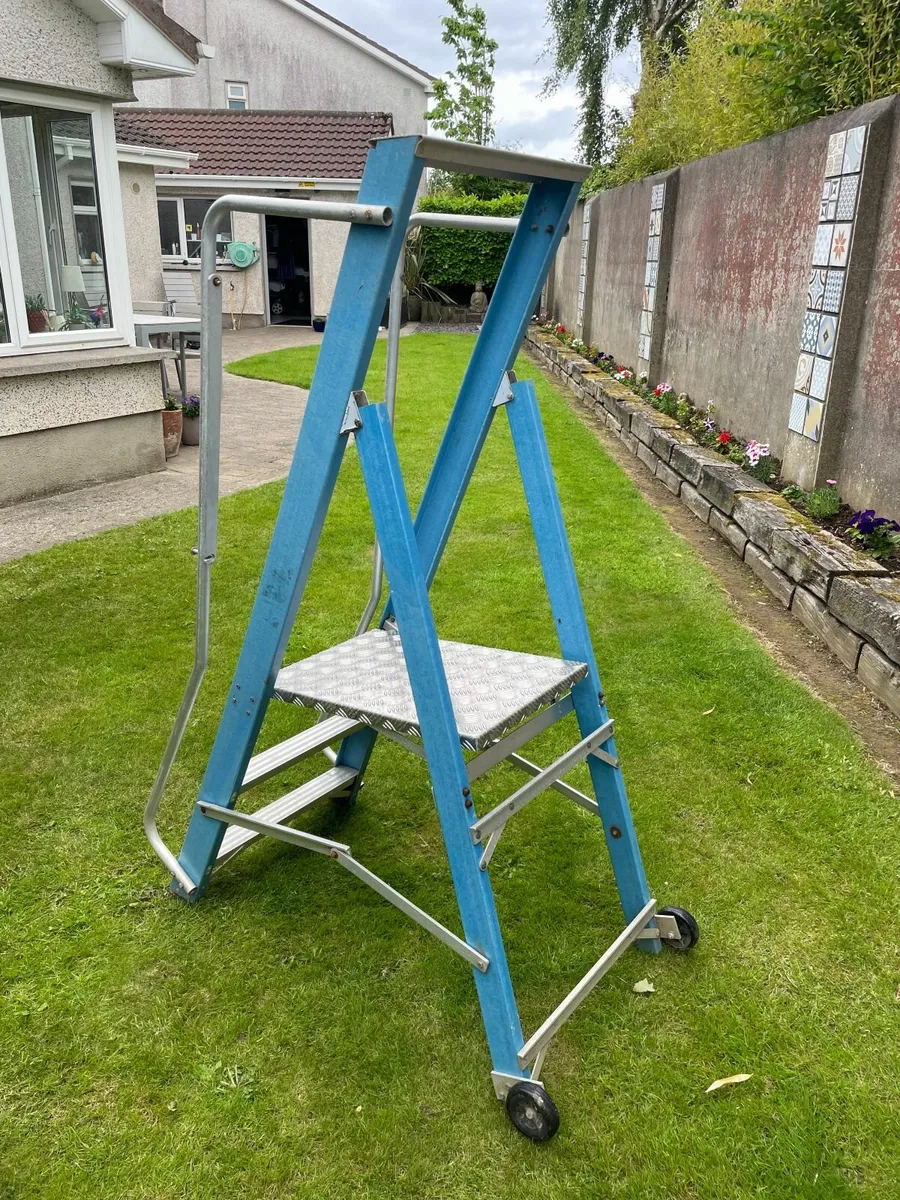 Fiberglass Podium Step Ladder - Image 2