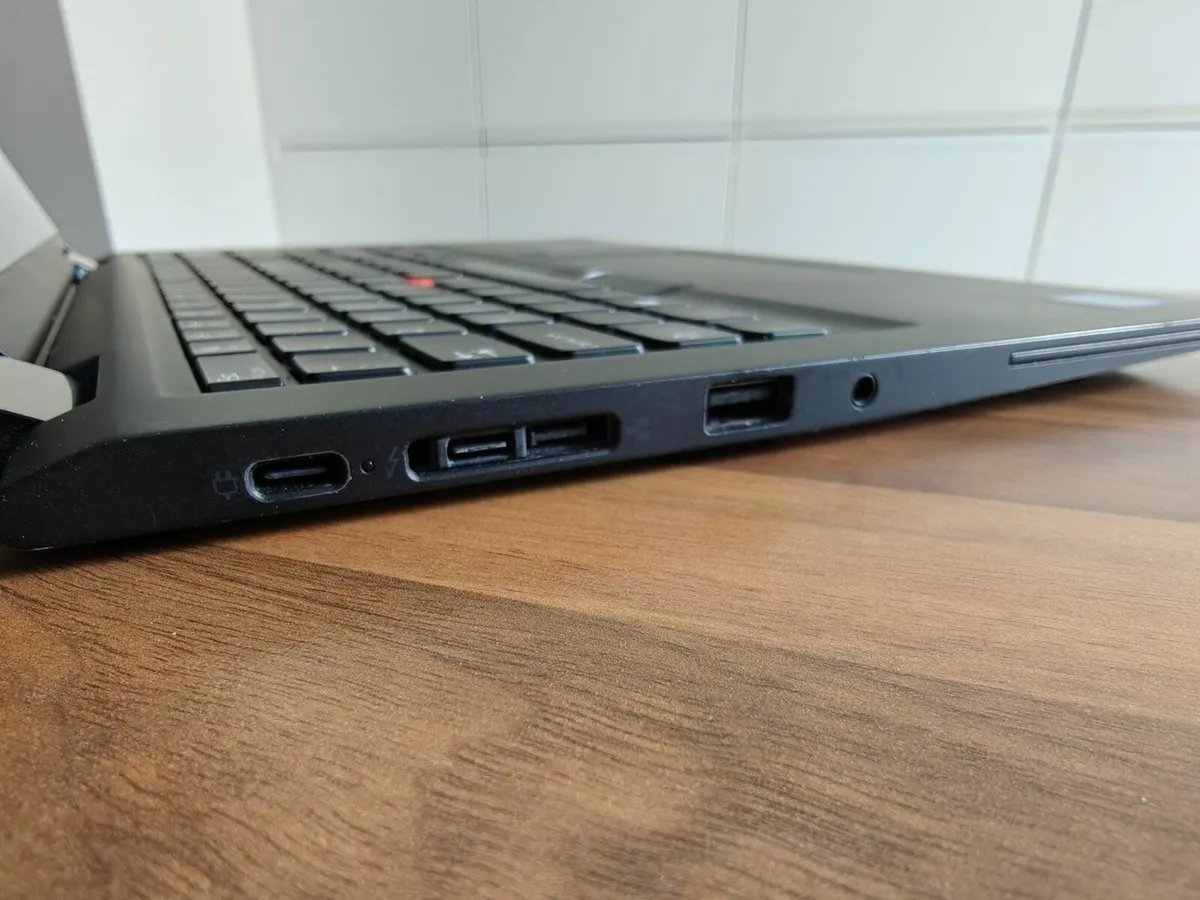 Lenovo ThinkPad X390 Yoga i5 Touchscreen Laptop - Image 4