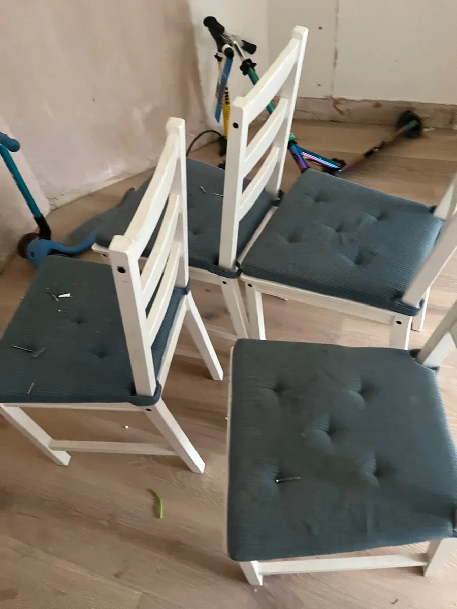 Table with matching chairs 10 euro - Image 1