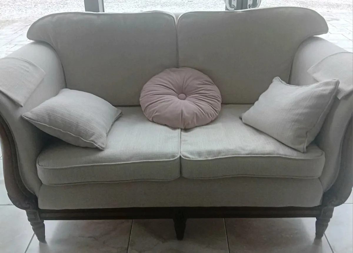2.5 seater finline designer sofa - Image 1