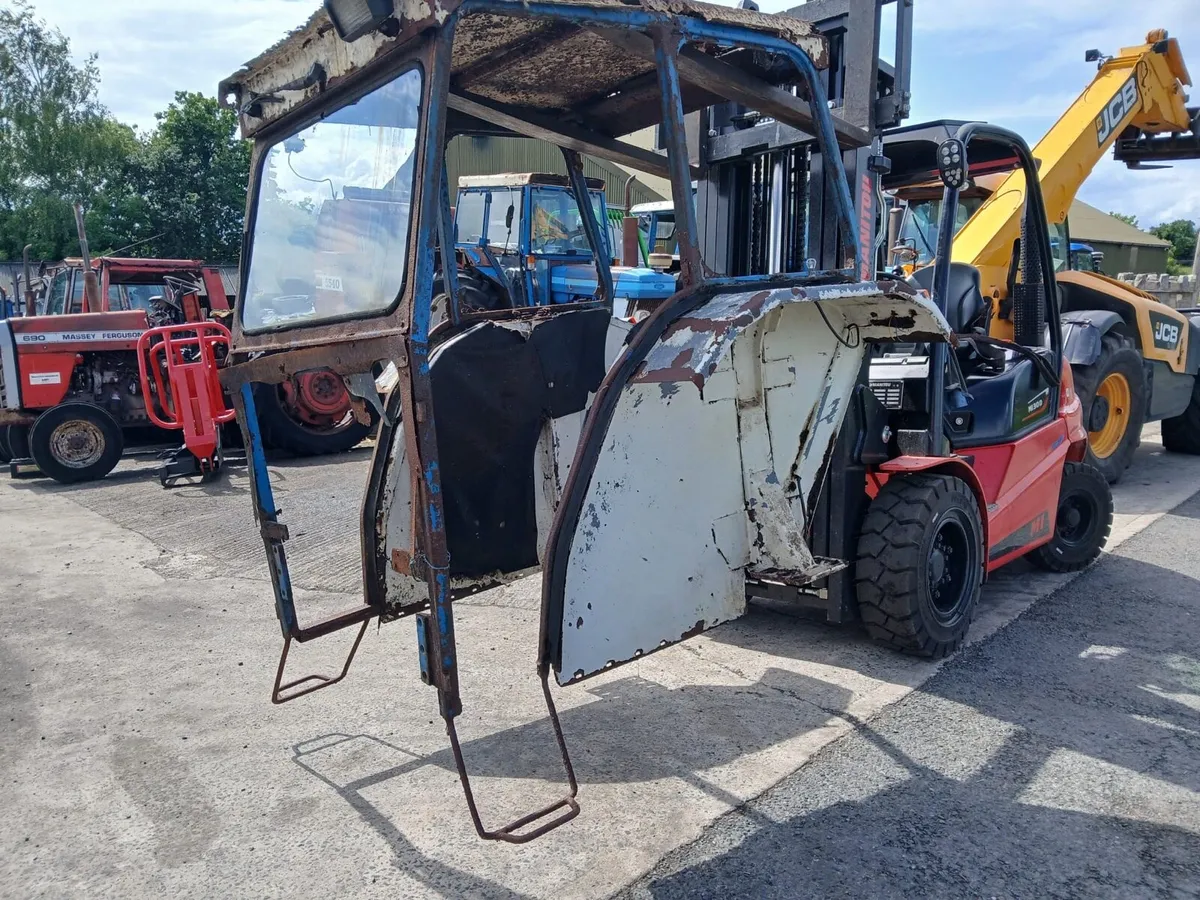 Tractor cabs and loaders - Image 4