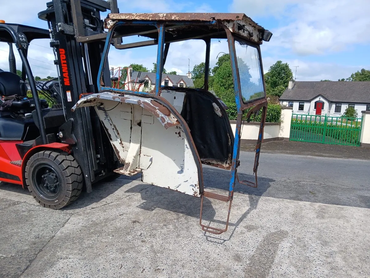 Tractor cabs and loaders - Image 1