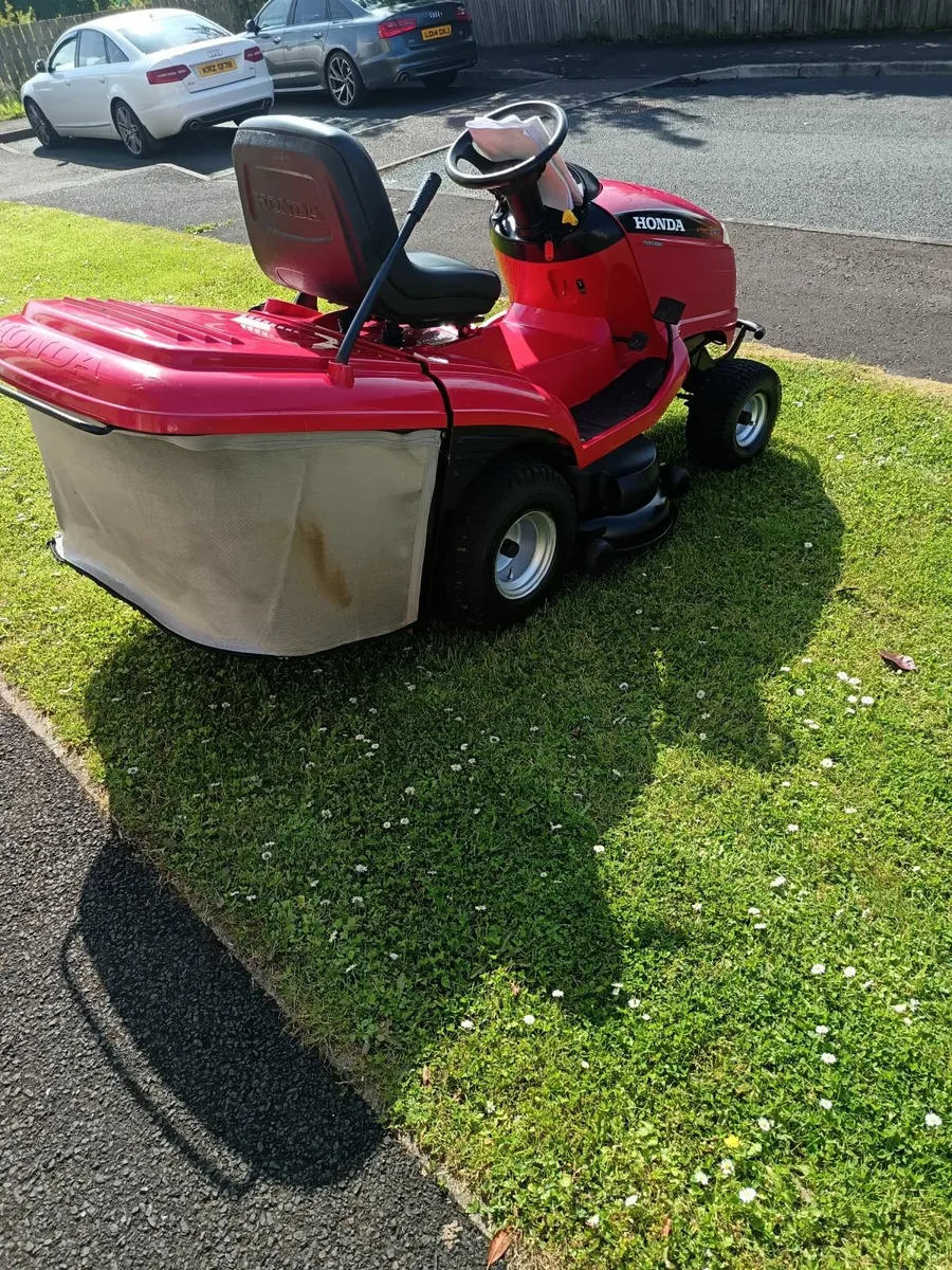 Honda 2417 ride on lawnmower - Image 2