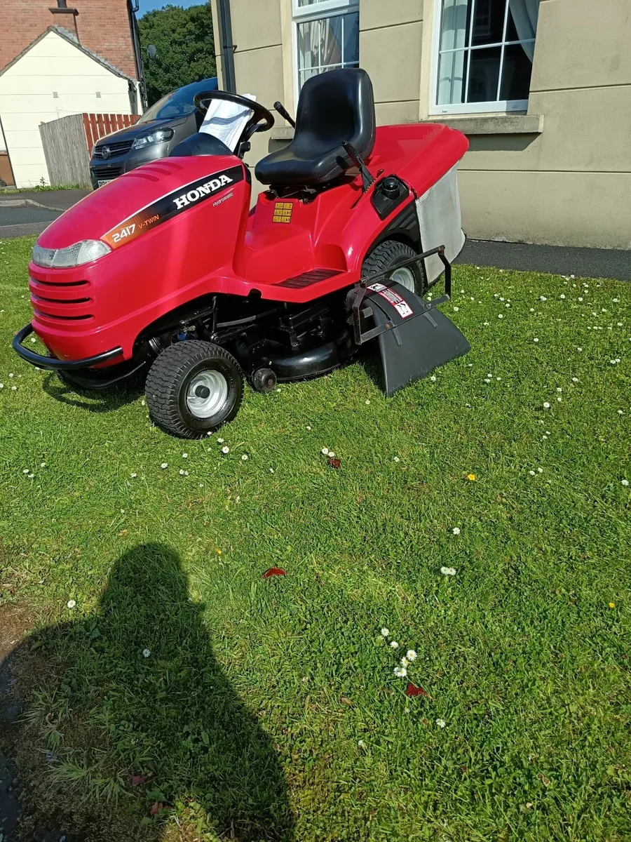 Honda 2417 ride on lawnmower - Image 3