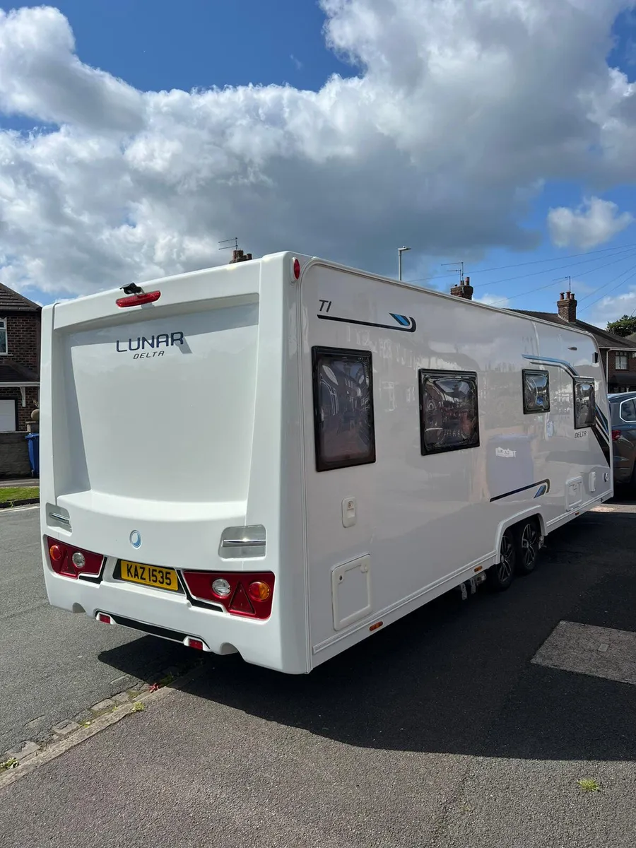 Lunar Delta 4 Berth Island Bed Caravan - Image 3
