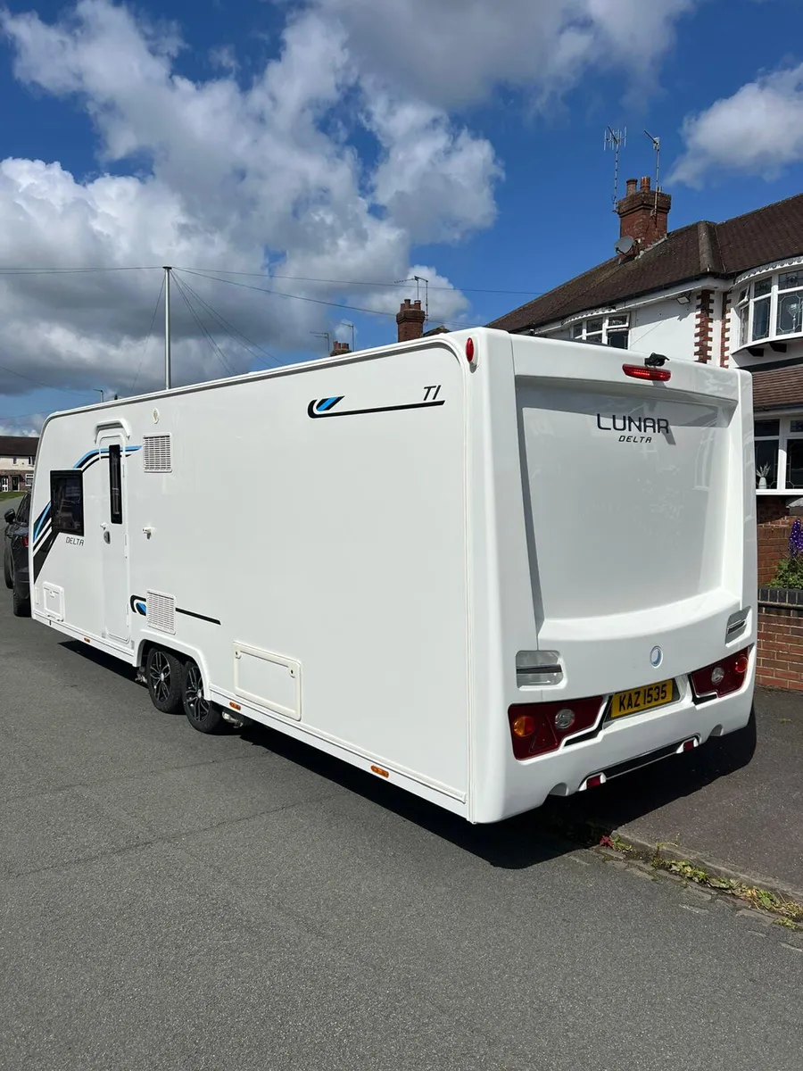Lunar Delta 4 Berth Island Bed Caravan - Image 4