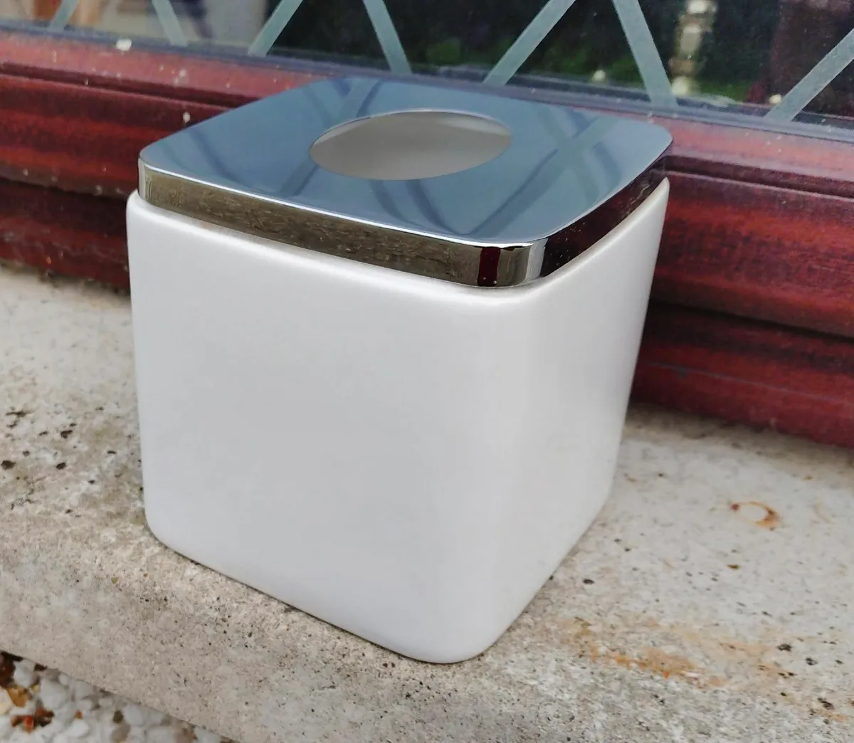 CERAMIC TISSUE BOX HOLDER (WITH CRACK ON SIDE). - Image 1