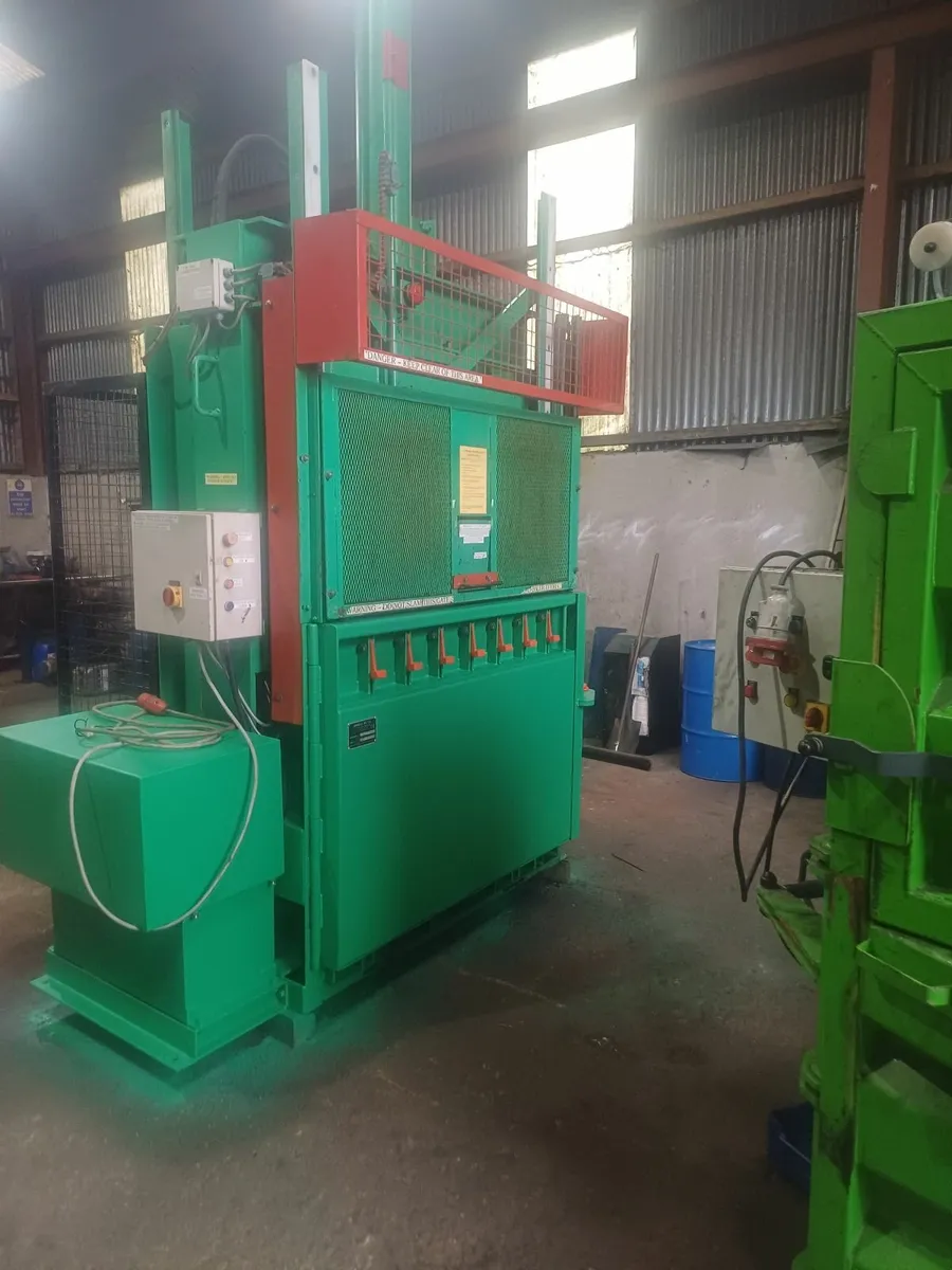 Waste compactor baler - Image 4