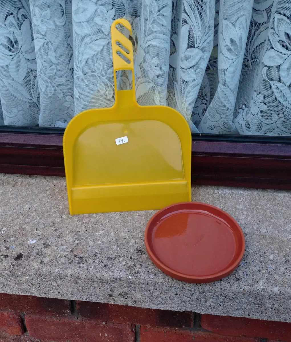 DUST PAN & TERRACOTTA PLANT POT HOLDER. - Image 1