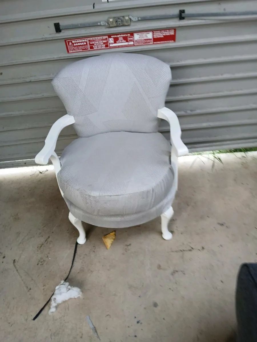 Bed roam chear newbleyreupholster arms re sprady - Image 1