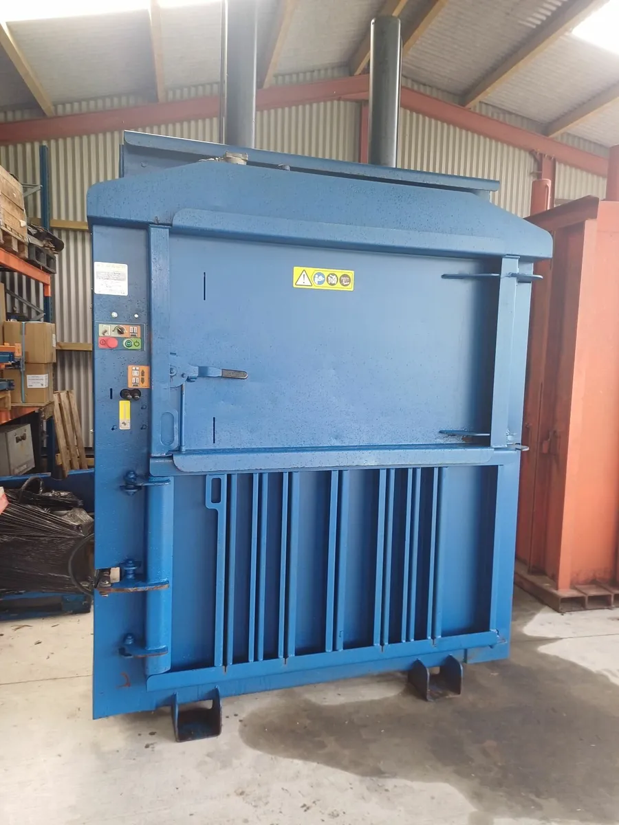 Waste compactor baler - Image 2