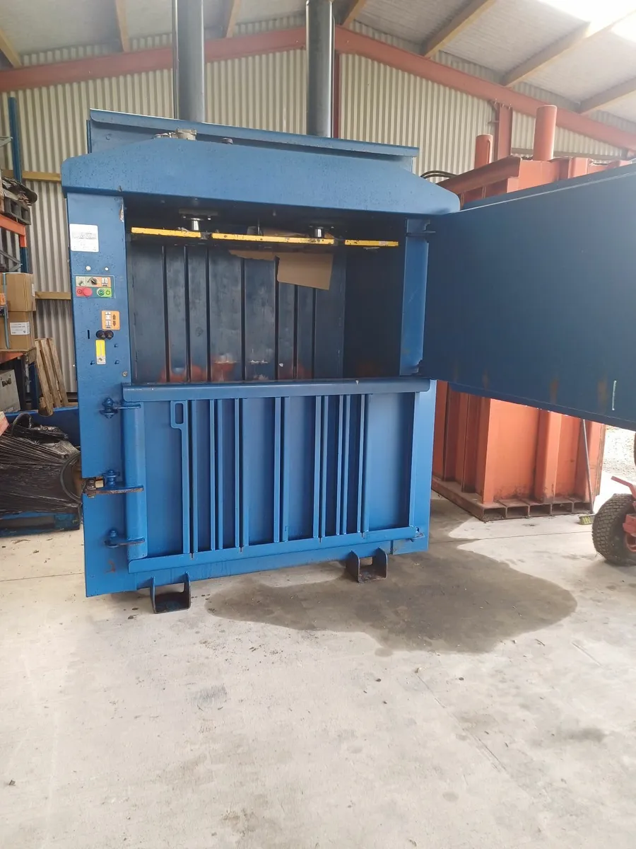 Waste compactor baler - Image 3