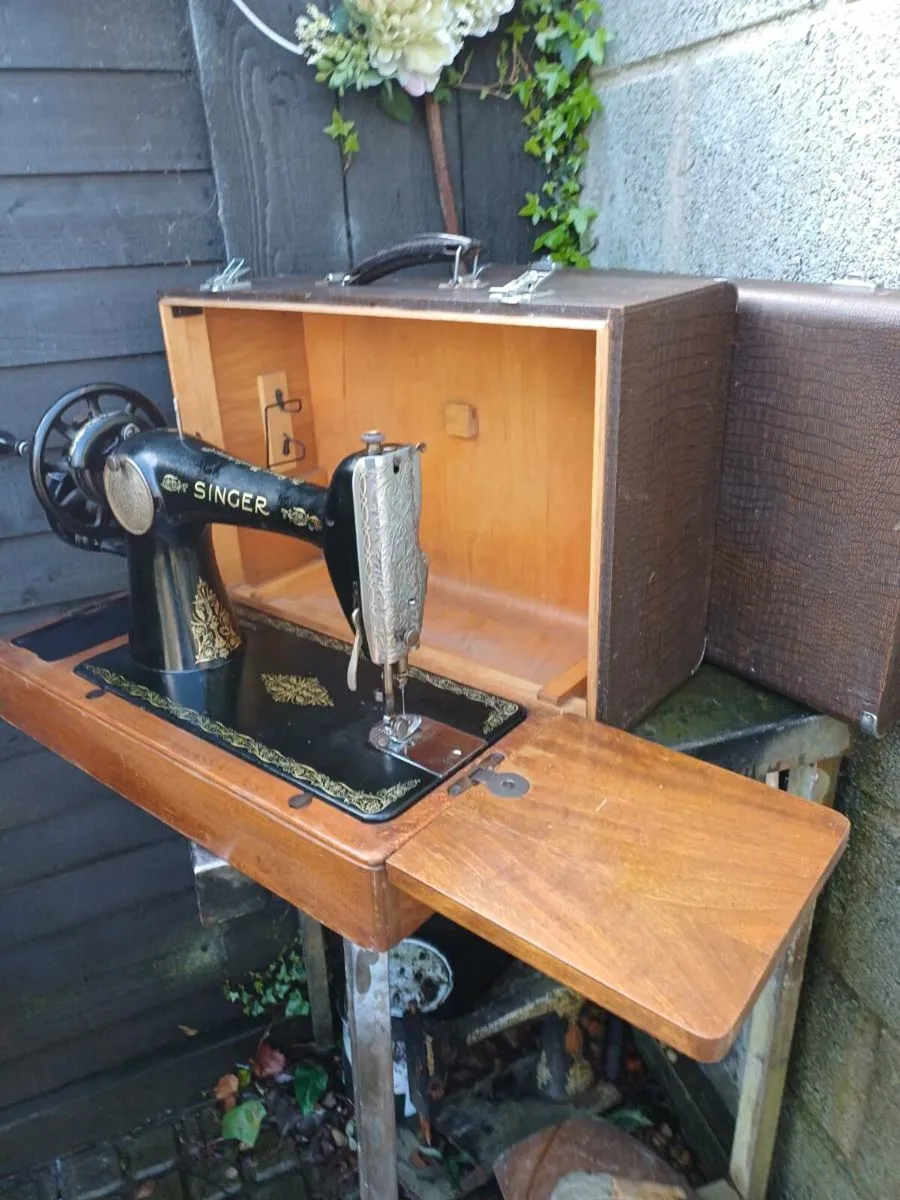 1930 Handcrank Singer Sewing Machine - Image 3