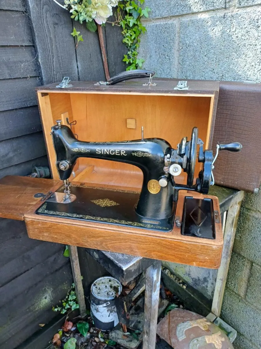 1930 Handcrank Singer Sewing Machine - Image 4