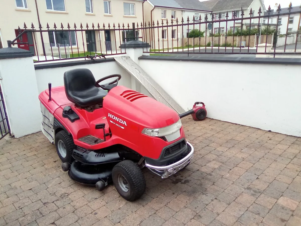 Honda ride on lawnmower - Image 1