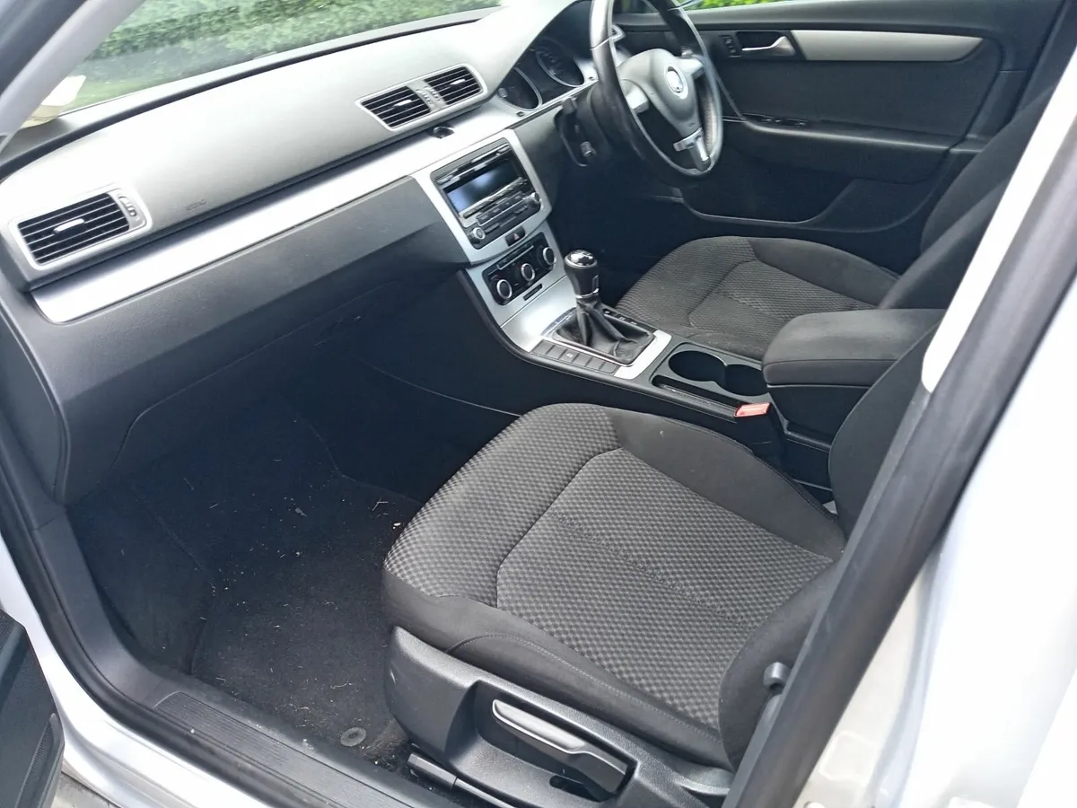 2013 Volkswagen Passat  tax 09/25 - Image 2