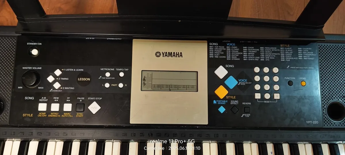 Yamaha YPT-220 Keyboard - Image 2