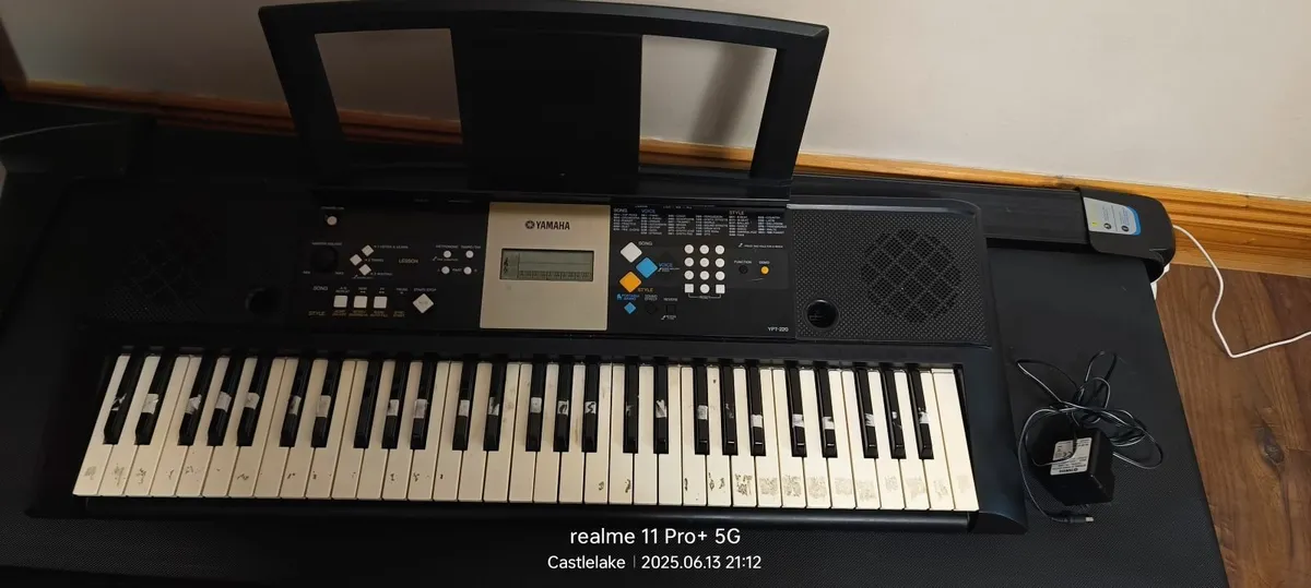 Yamaha YPT-220 Keyboard - Image 1