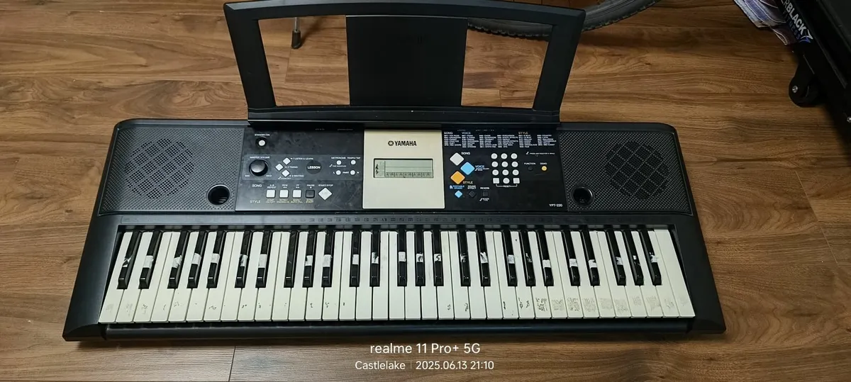 Yamaha YPT-220 Keyboard - Image 3