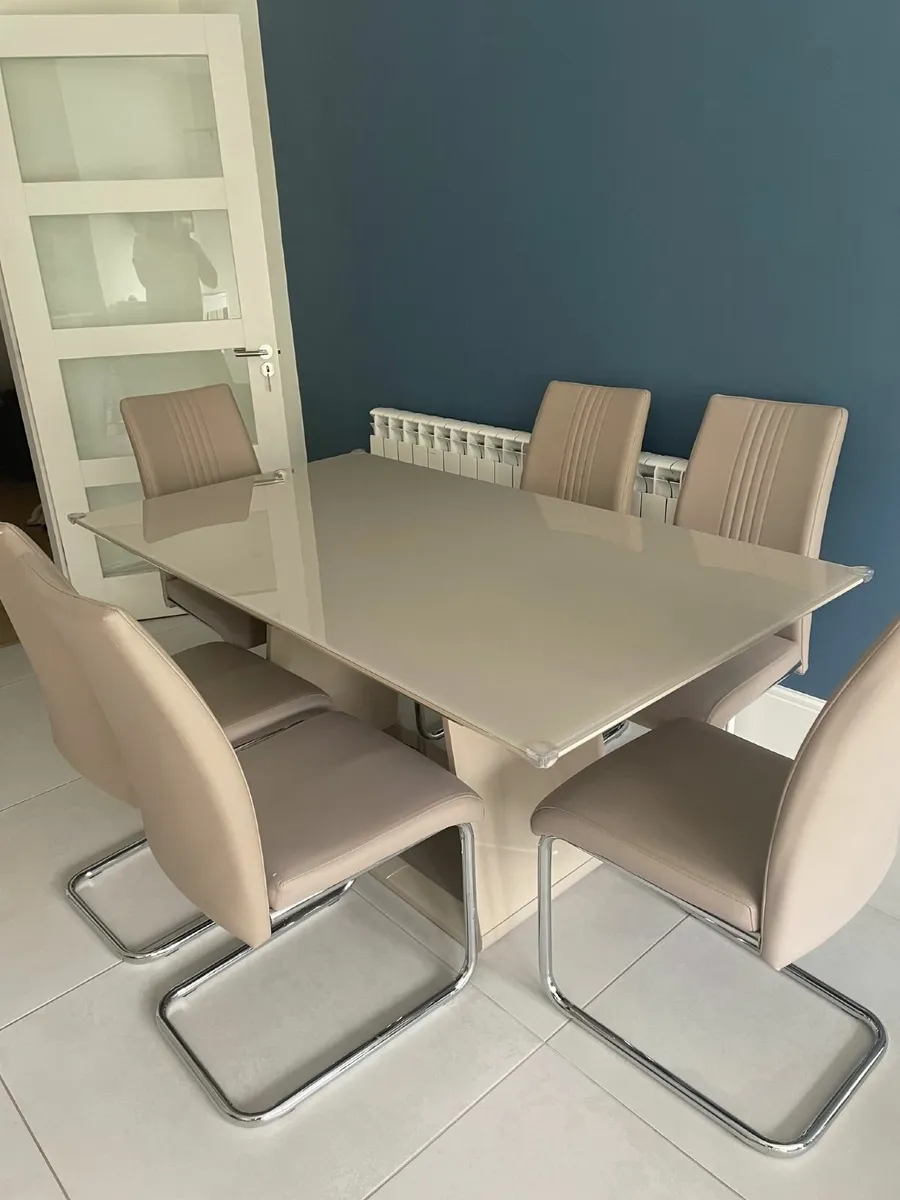 Dining Room Table & Chairs - Image 1