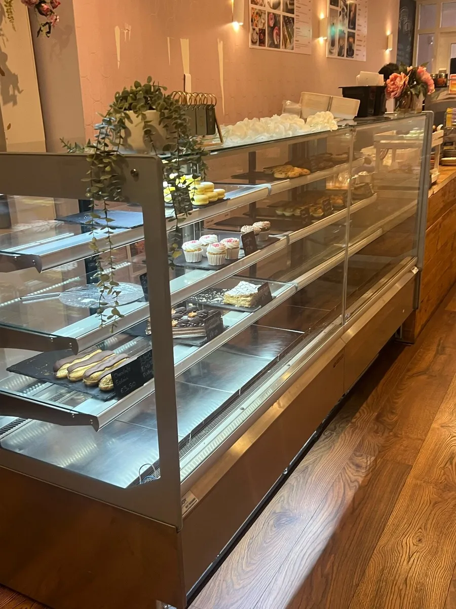 Cake or food display - Image 1