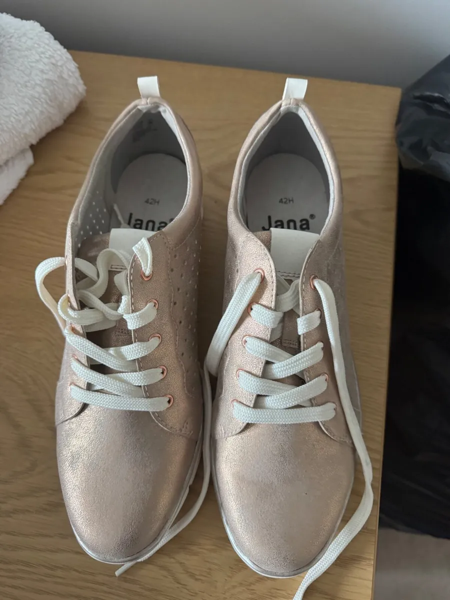 Ladies size 9 shoes - Image 3