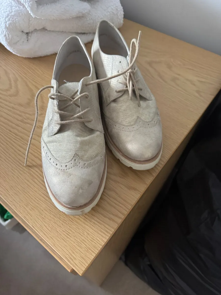 Ladies size 9 shoes - Image 4