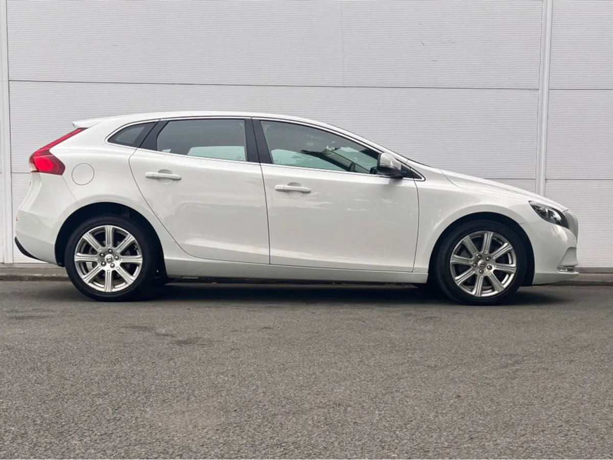 Volvo V40 D2 Inscription GT 5DR Auto - Image 4