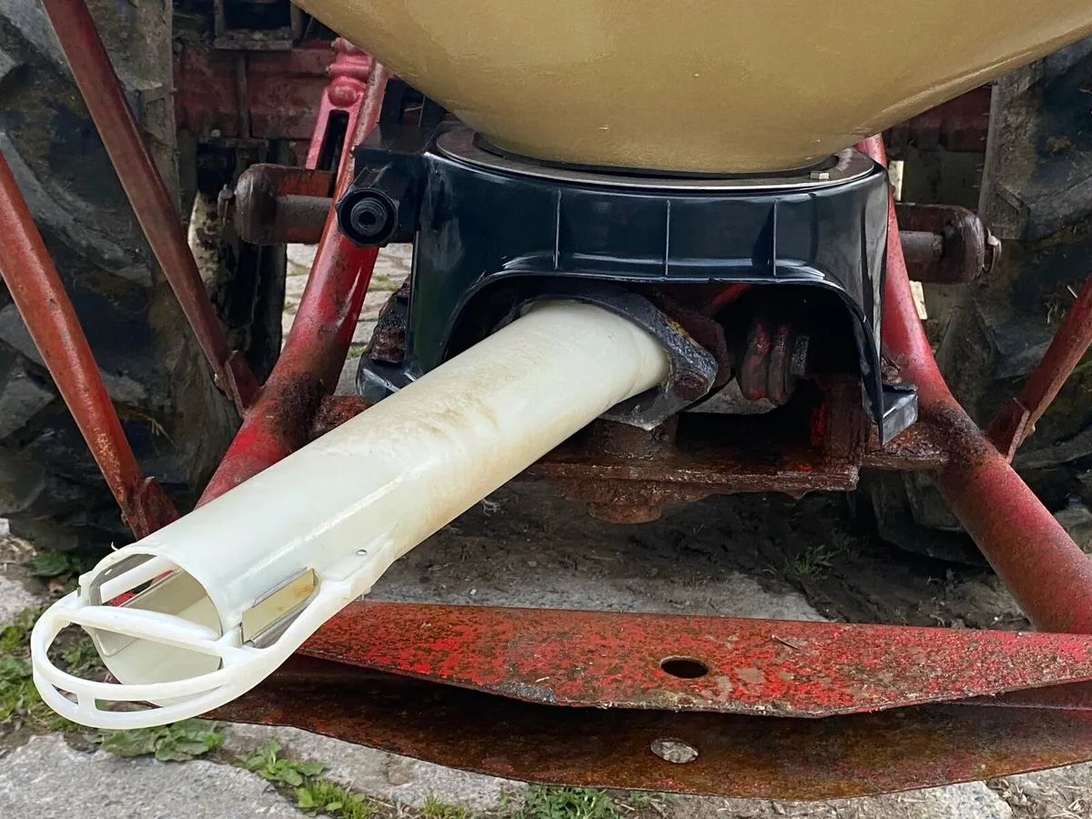 Fertiliser Spreader - Image 3
