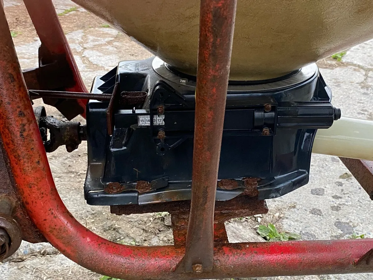 Fertiliser Spreader - Image 4