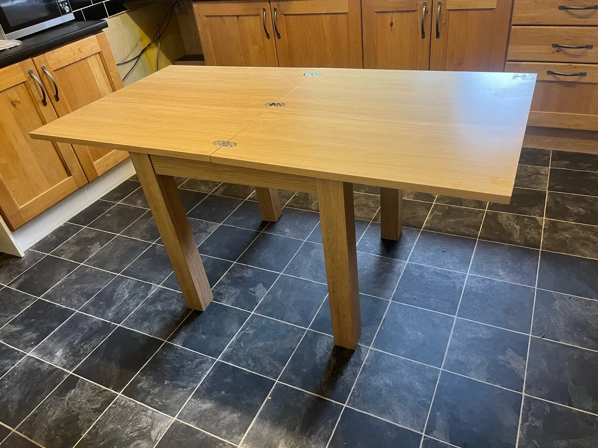 Table and chairs - Image 3