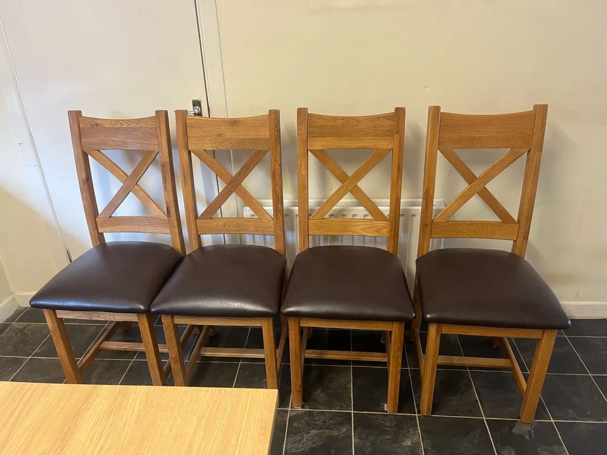 Table and chairs - Image 1