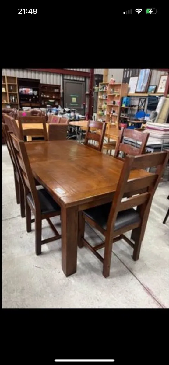 Extendable table & 6 chairs - Image 1