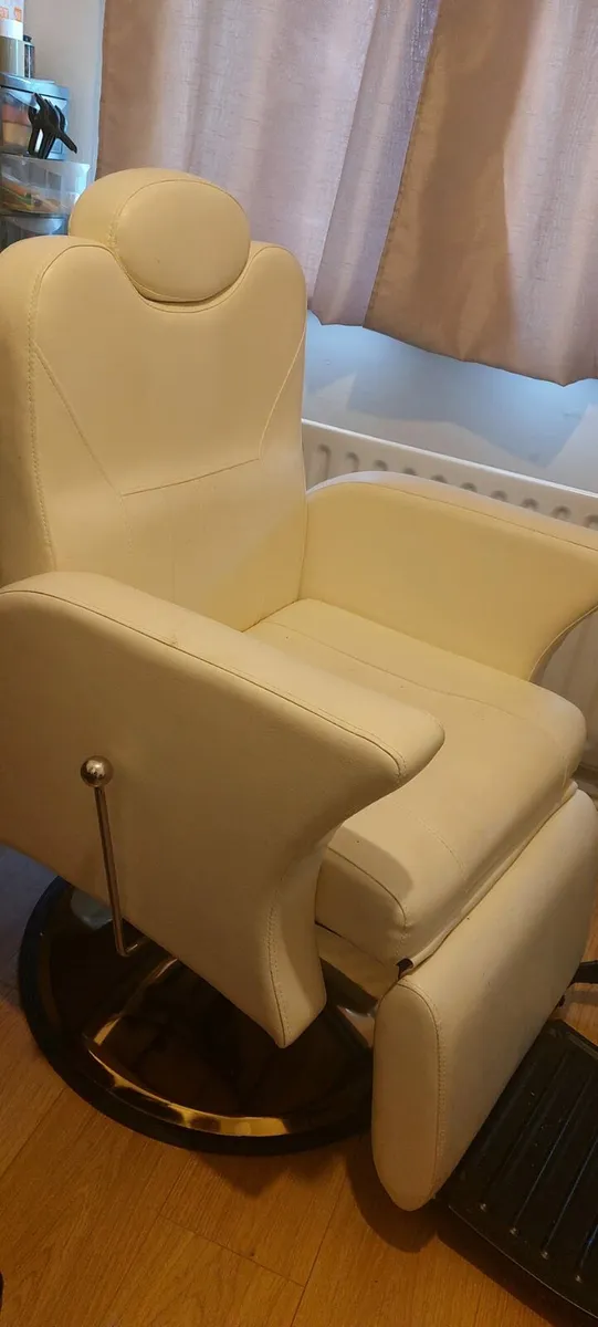 Styling & Beauty Lift Chair - Image 1
