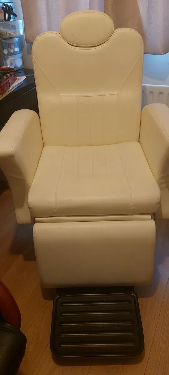 Styling & Beauty Lift Chair - Image 2