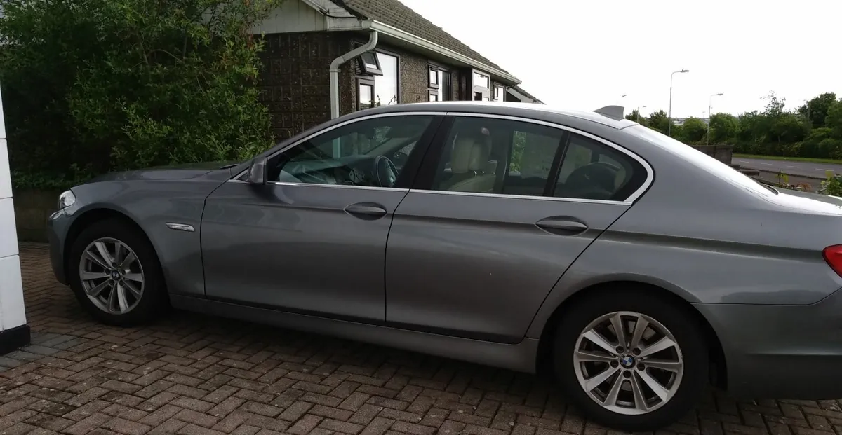 BMW 5-Series 2011 - Image 2