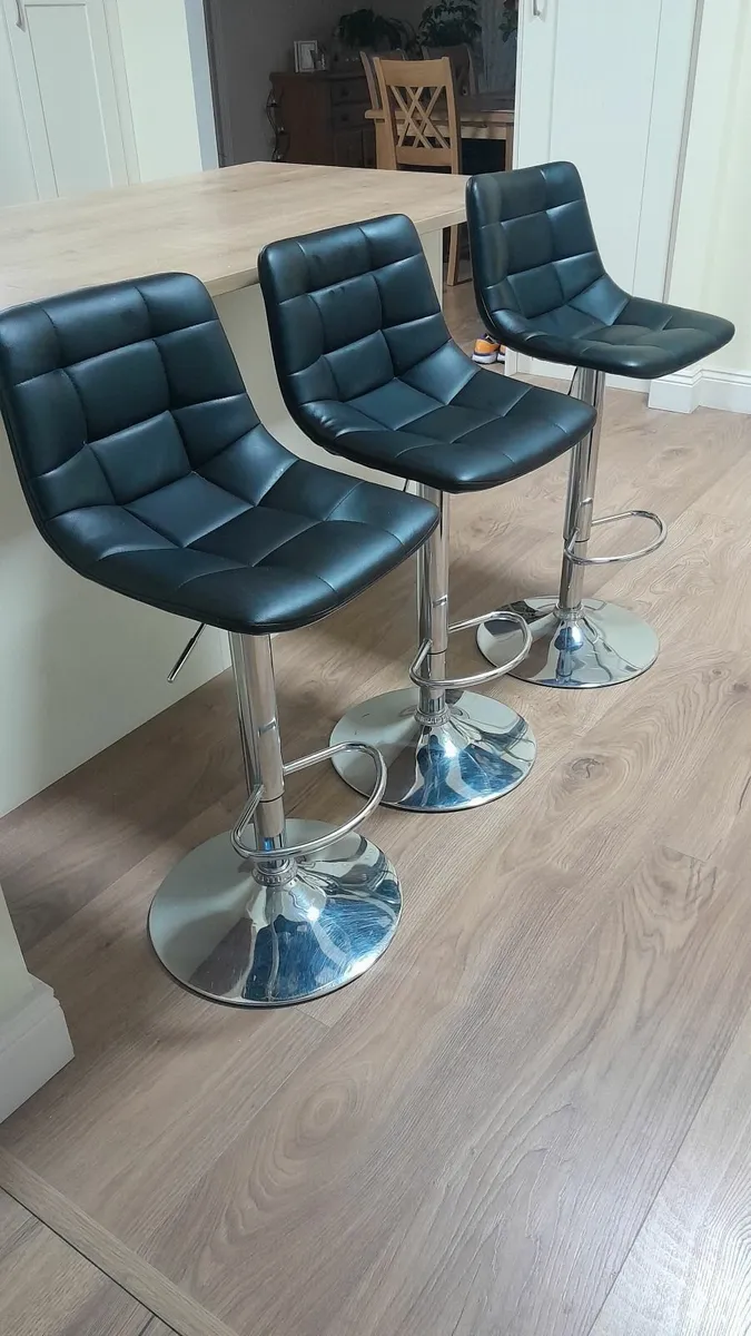 Black bar/breakfast counter swivel stools - Image 1