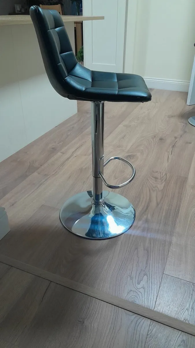 Black bar/breakfast counter swivel stools - Image 2