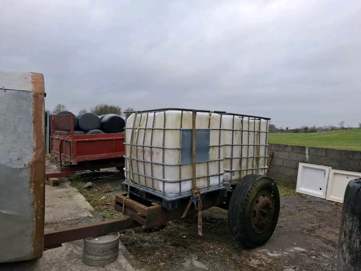 2 IBJ water tanks on frame with wheels