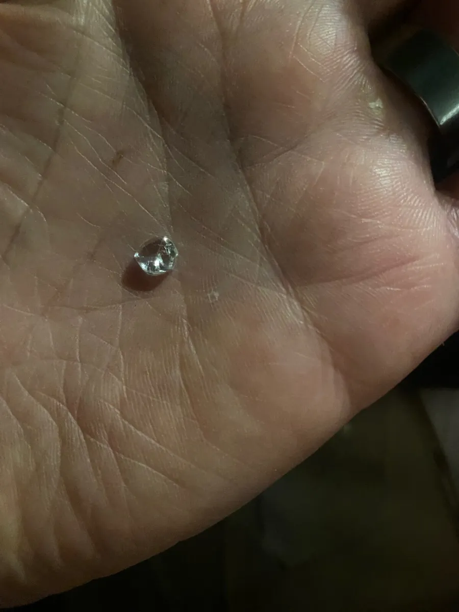 Uncut, raw perfect colourless diamond >1ct - Image 1