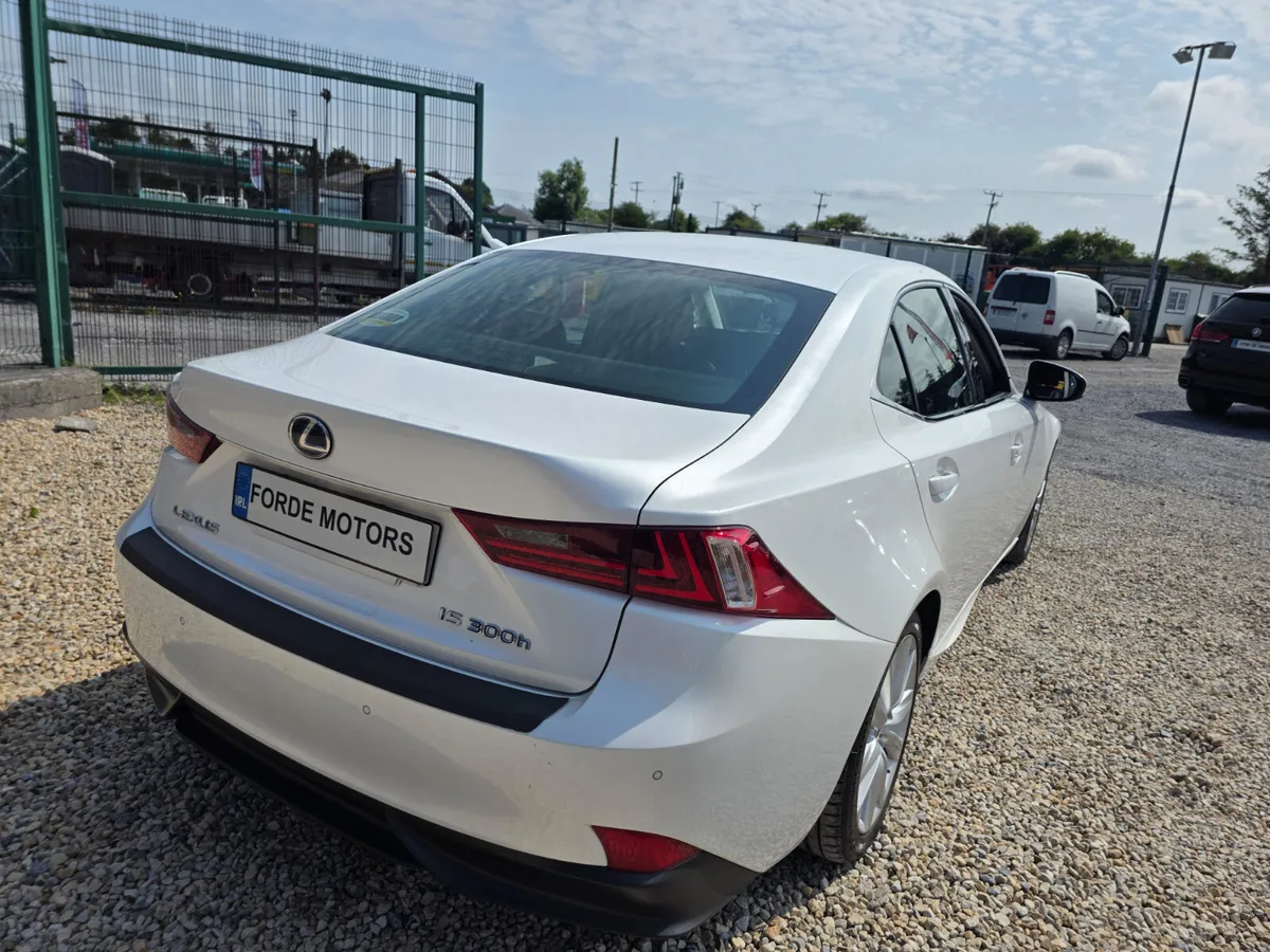 Lexus IS 300h Executive 2017 - Image 4