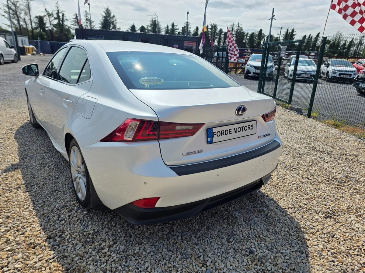 Lexus IS 300h Executive 2017 - Image 3