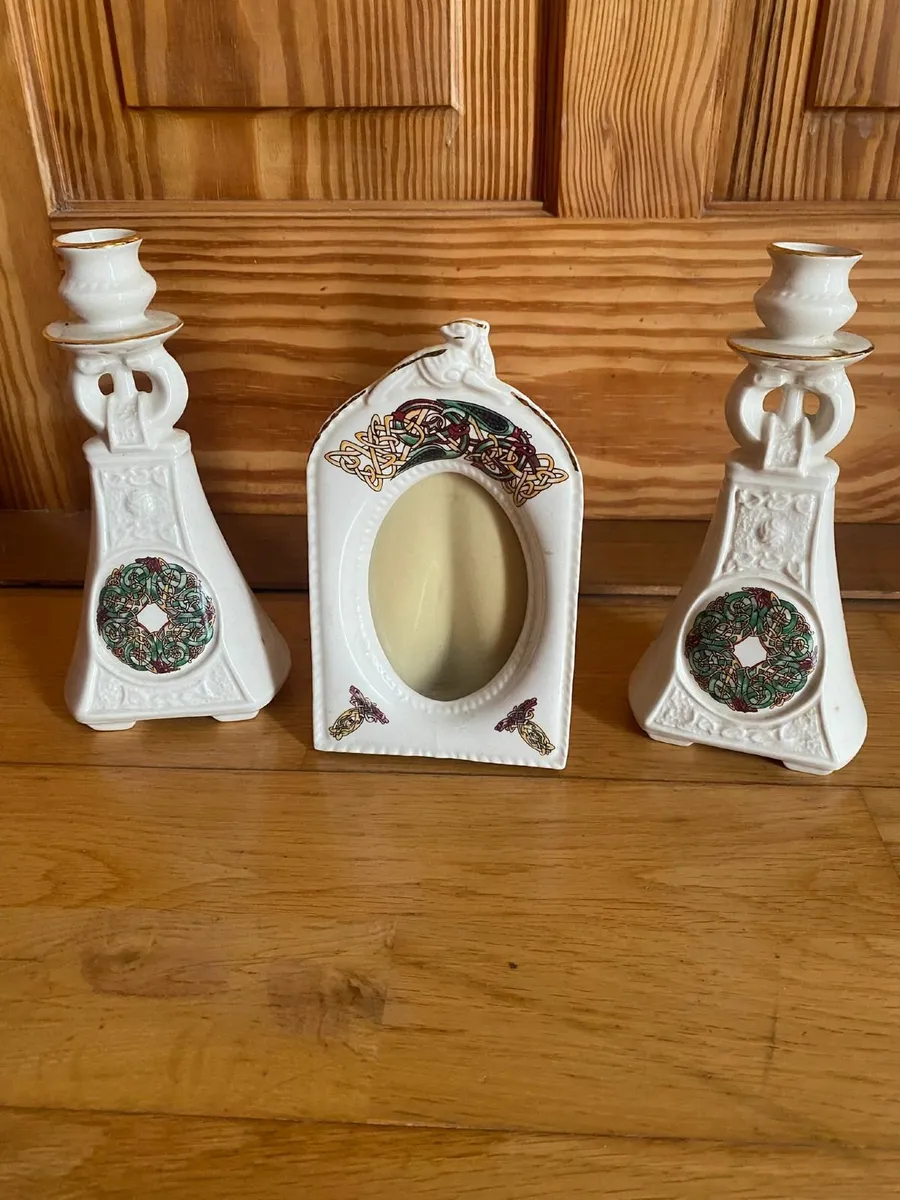 Cré porcelain frame and candlesticks - Image 1